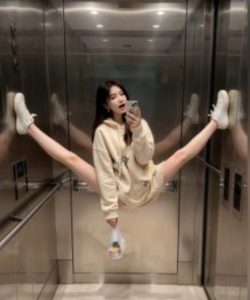 AI生成电梯一字马美女制作教程，条条流量上万，别再在外面被割韭菜了，全流程实操-甬战资源库